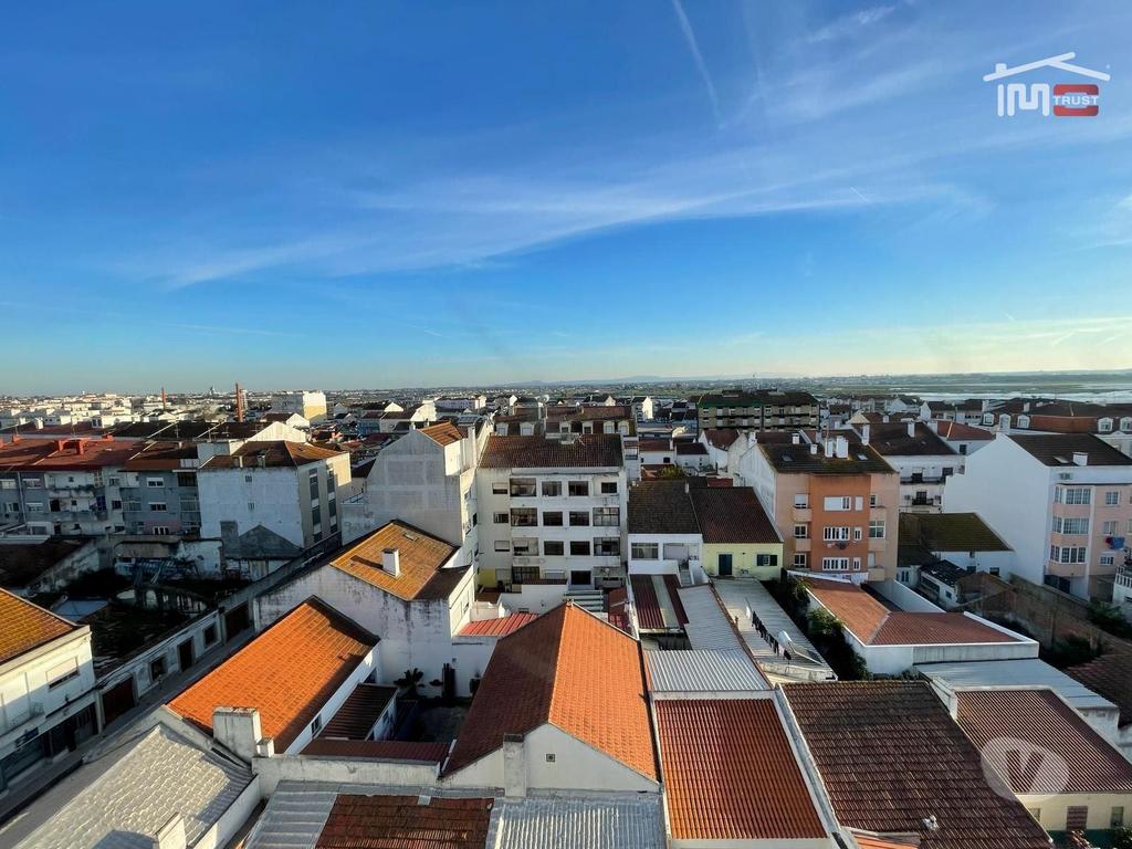 Apartamentos a venda Montijo - Fotos para Apartamento T4 Renovado c Elevador, Varanda e Terraço - Centro