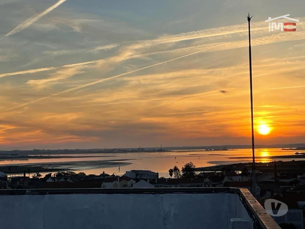 Apartamentos a venda Montijo - Fotos para Apartamento T4 Renovado c Elevador, Varanda e Terraço - Centro