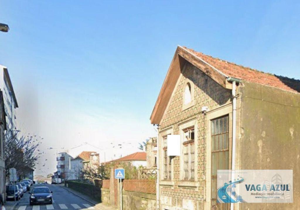 Terrenos Matosinhos - Fotos para Terreno de 2 Frentes com Moradia para restaurar a 900 m do