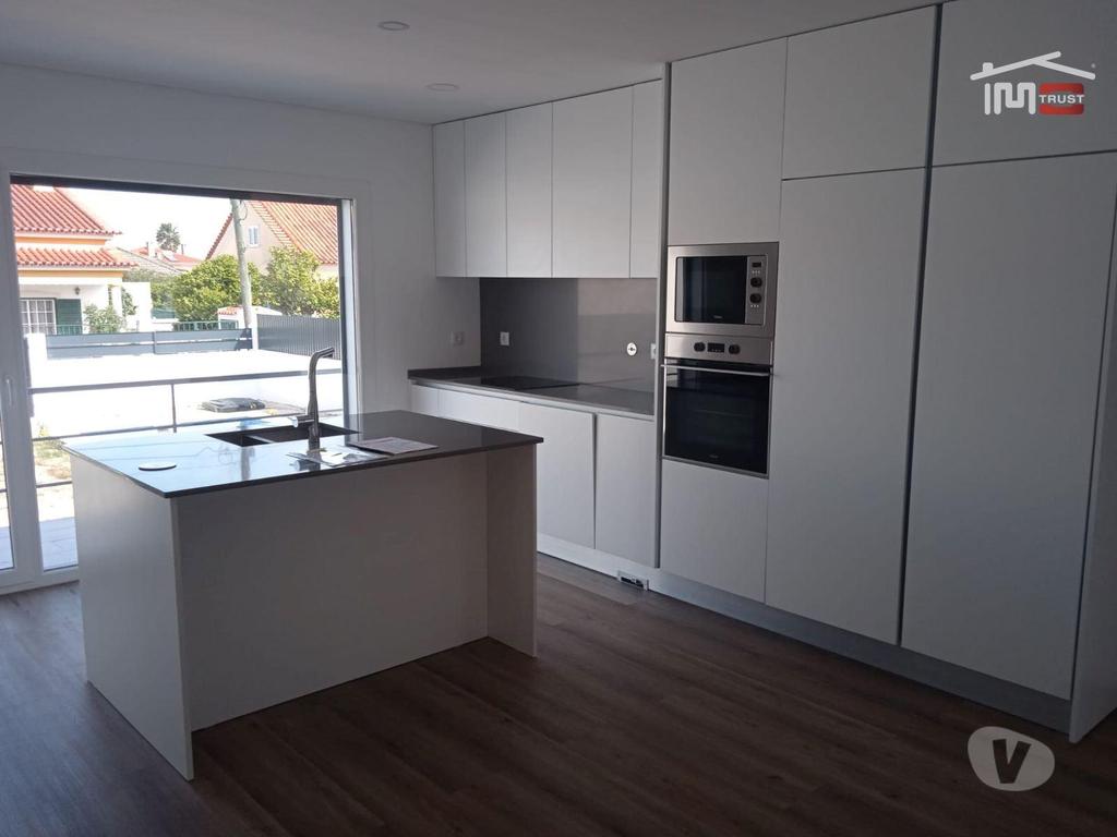Apartamentos a venda Setúbal - Fotos para Moradia T4 Nova c Garagem, Piscina, Barbecue, Logradouro -