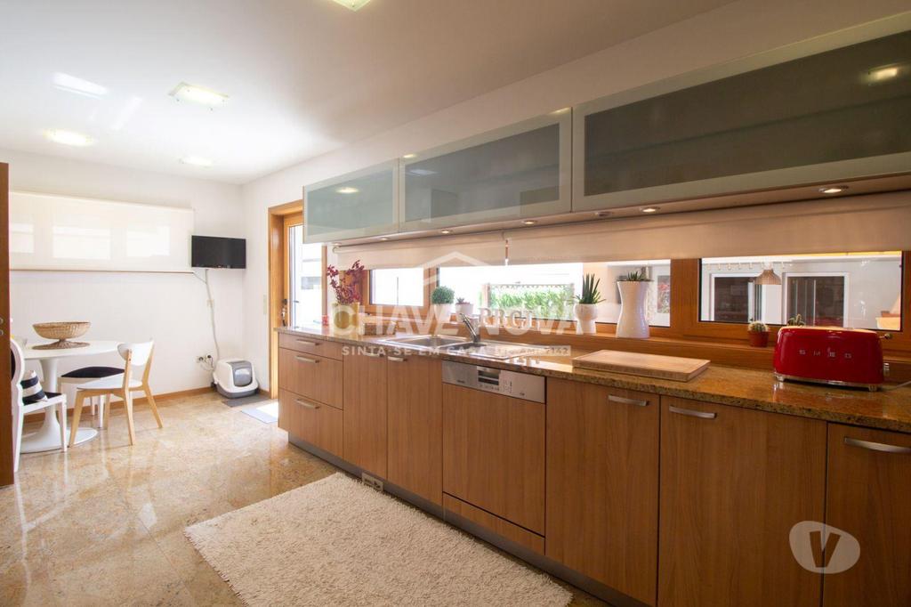 Apartamentos a venda Maia - Fotos para Maia-Moradia V3+Salão(Convívio),Jacúzi-Como NOVA (MAD 01727)