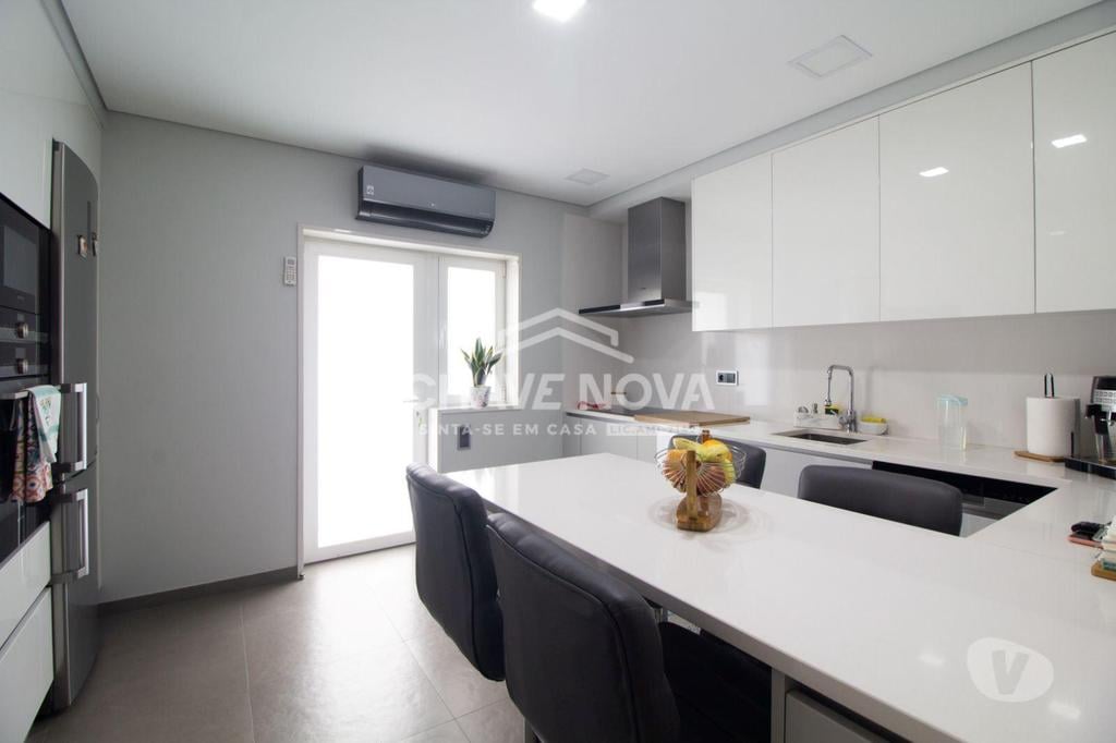 Apartamentos a venda Gondomar - Fotos para Gondomar-Moradia V4 + 1 (luz direta) + Salão Convívio (MAD 01733)