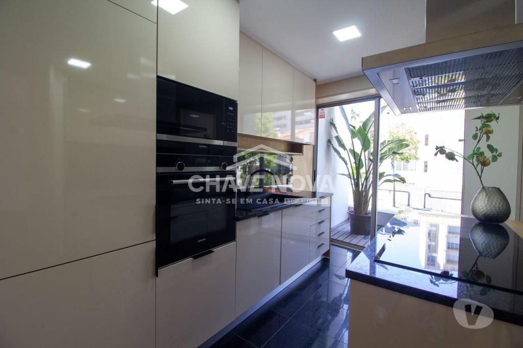 Apartamentos a venda Porto - Fotos para Moradia T4 próxima à Avenida da Boavista com piscina e jardim