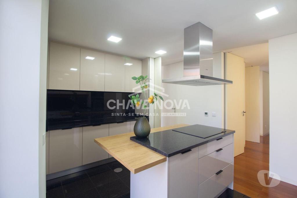 Apartamentos a venda Porto - Fotos para Moradia T4 próxima à Avenida da Boavista com piscina e jardim