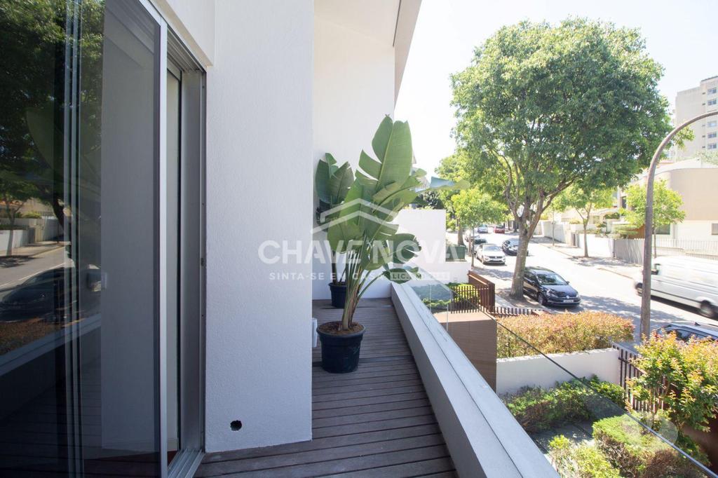 Apartamentos a venda Porto - Fotos para Moradia T4 próxima à Avenida da Boavista com piscina e jardim