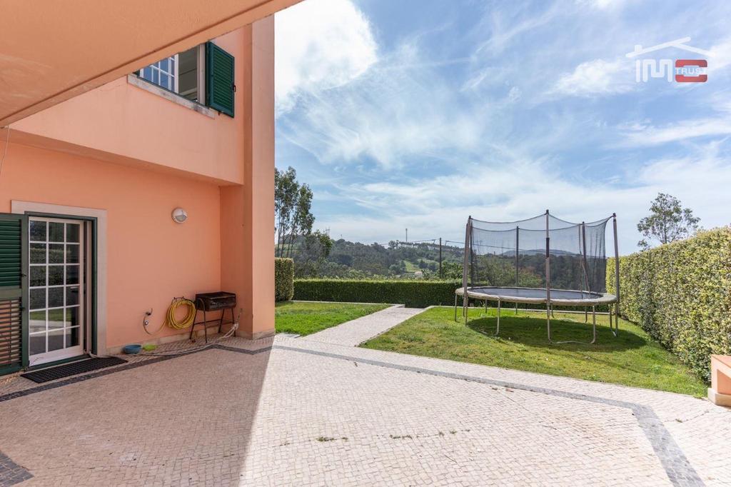 Apartamentos a venda Mafra - Fotos para Moradia V4 de Luxo em Condomínio Fechado com piscina - Santo