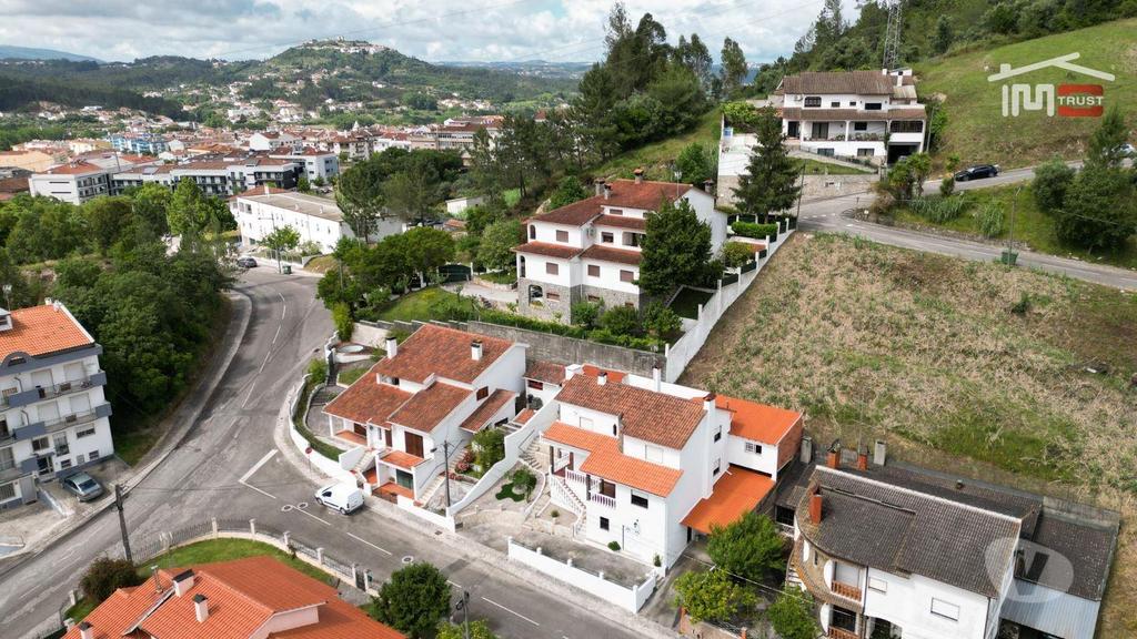 Apartamentos a venda Ourém - Fotos para Moradia T4 na cidade de Ourém PRESTAÇÃO A PARTIR DE 790 € Mês.