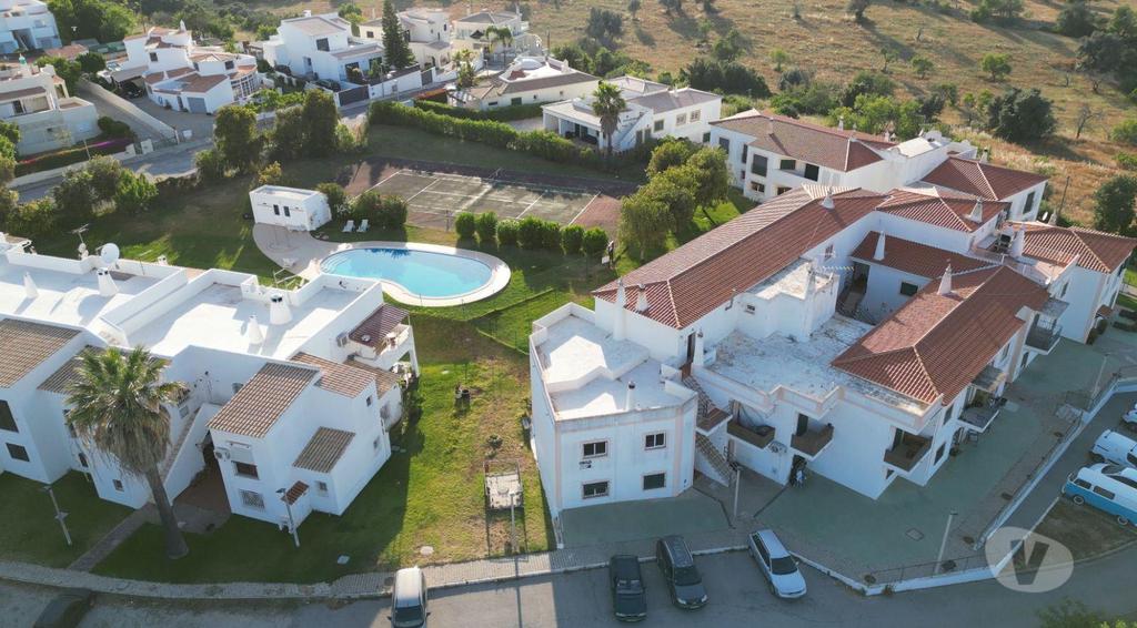 Apartamentos a venda Albufeira - Fotos para Apartamento T2+1 com Piscina e Campo de Ténis - a 5 Min das