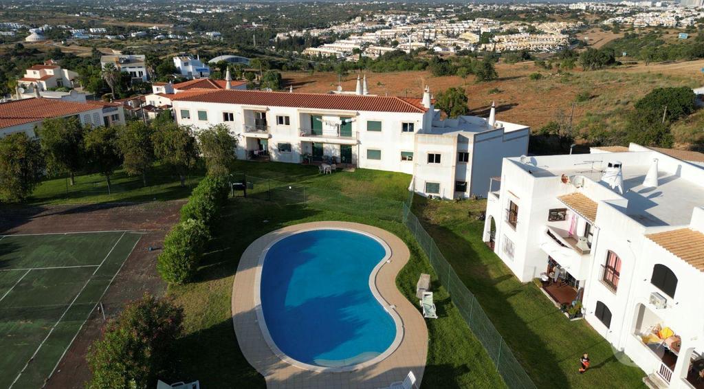 Apartamentos a venda Albufeira - Fotos para Apartamento T2+1 com Piscina e Campo de Ténis - a 5 Min das