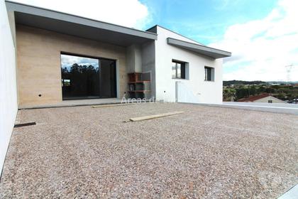 Apartamentos a venda - Fotos para Leiria-Moradia Térrea Nova - Padrão, Pousos (3510 24)