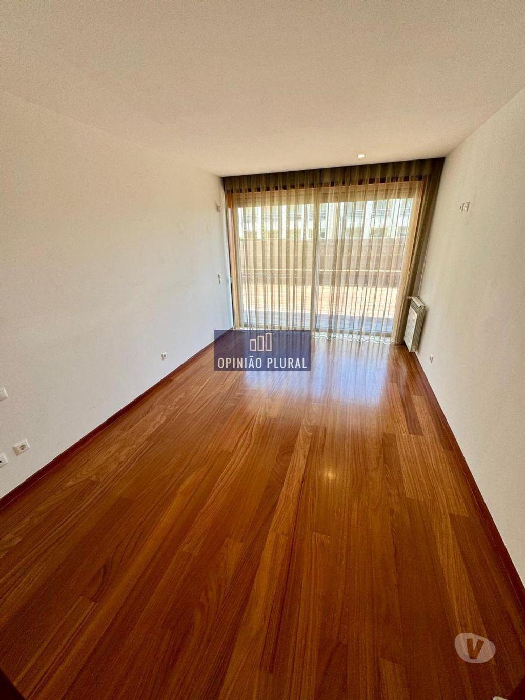 Imóveis para alugar Vila Nova de Gaia - Fotos para Apartamento T3 com Terraço e Garagem Box para 2 Carros
