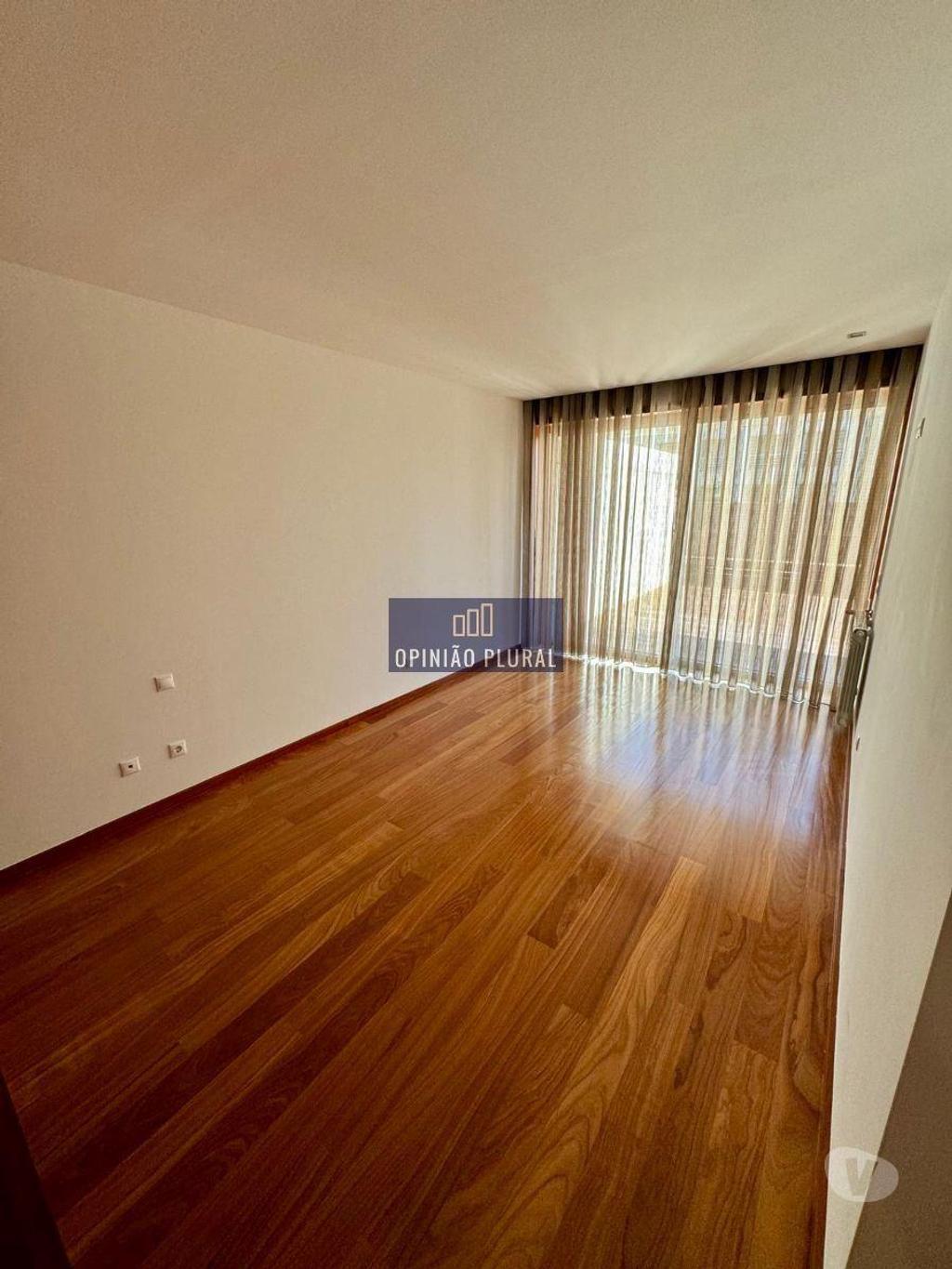 Imóveis para alugar Vila Nova de Gaia - Fotos para Apartamento T3 com Terraço e Garagem Box para 2 Carros