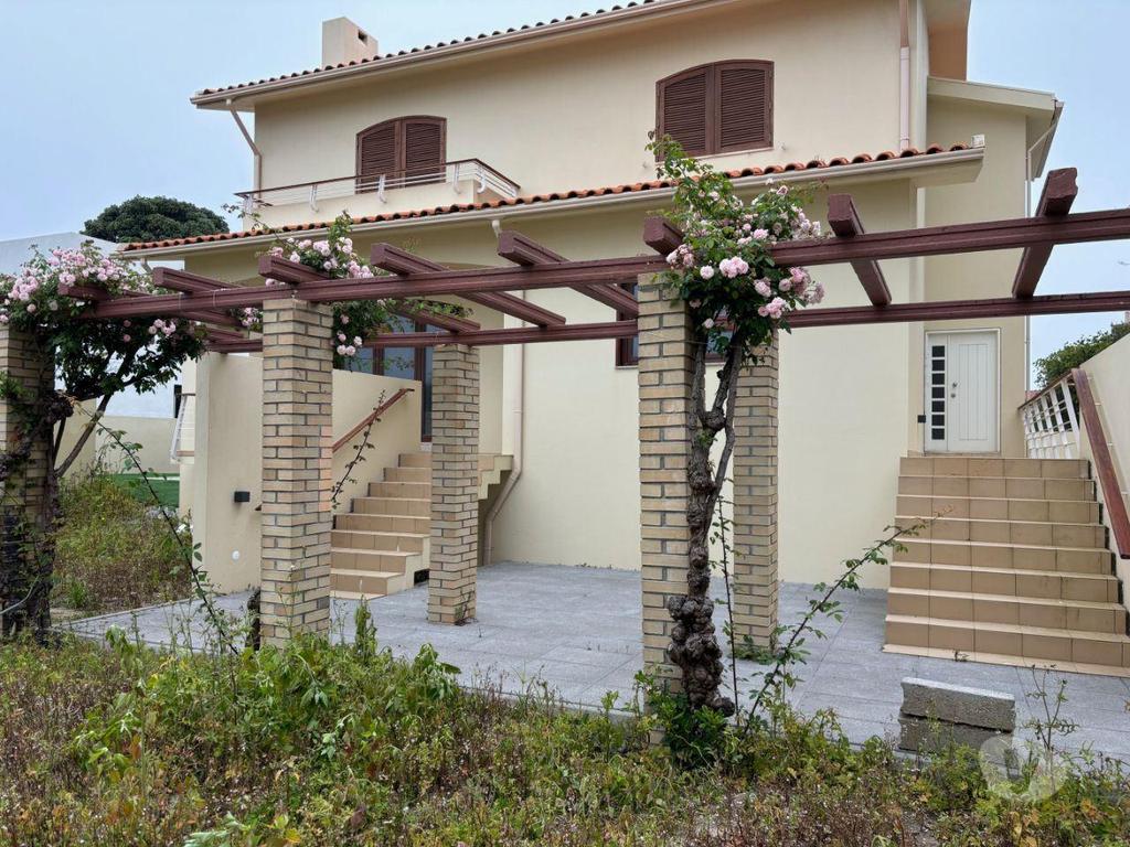 Apartamentos a venda Vila Nova de Gaia - Fotos para Magnífica Moradia 4 frentes 2 suites garagem 4 carros a 350m da