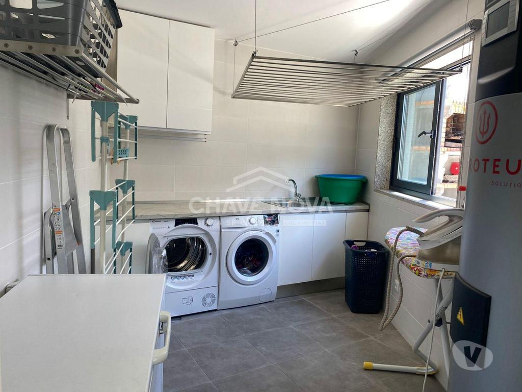 Apartamentos a venda Vila Nova de Gaia - Fotos para Moradia T4 de 4 frentes com Terreno e Armazém (MAD 01837)