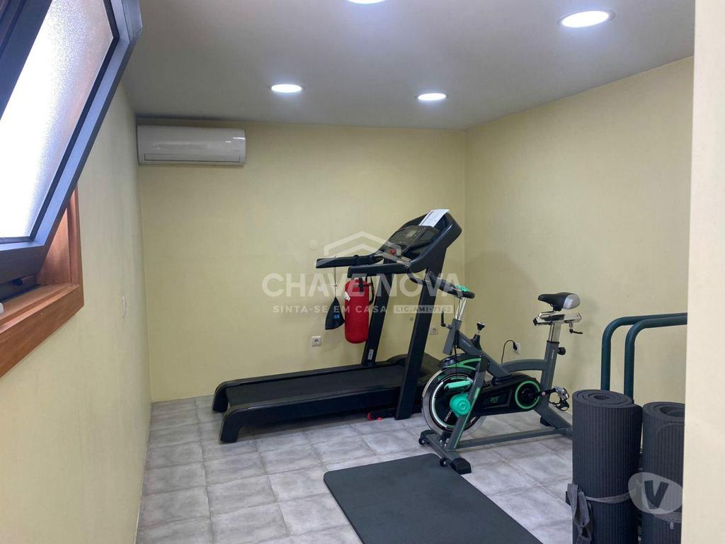Apartamentos a venda Vila Nova de Gaia - Fotos para Moradia T4 de 4 frentes com Terreno e Armazém (MAD 01837)