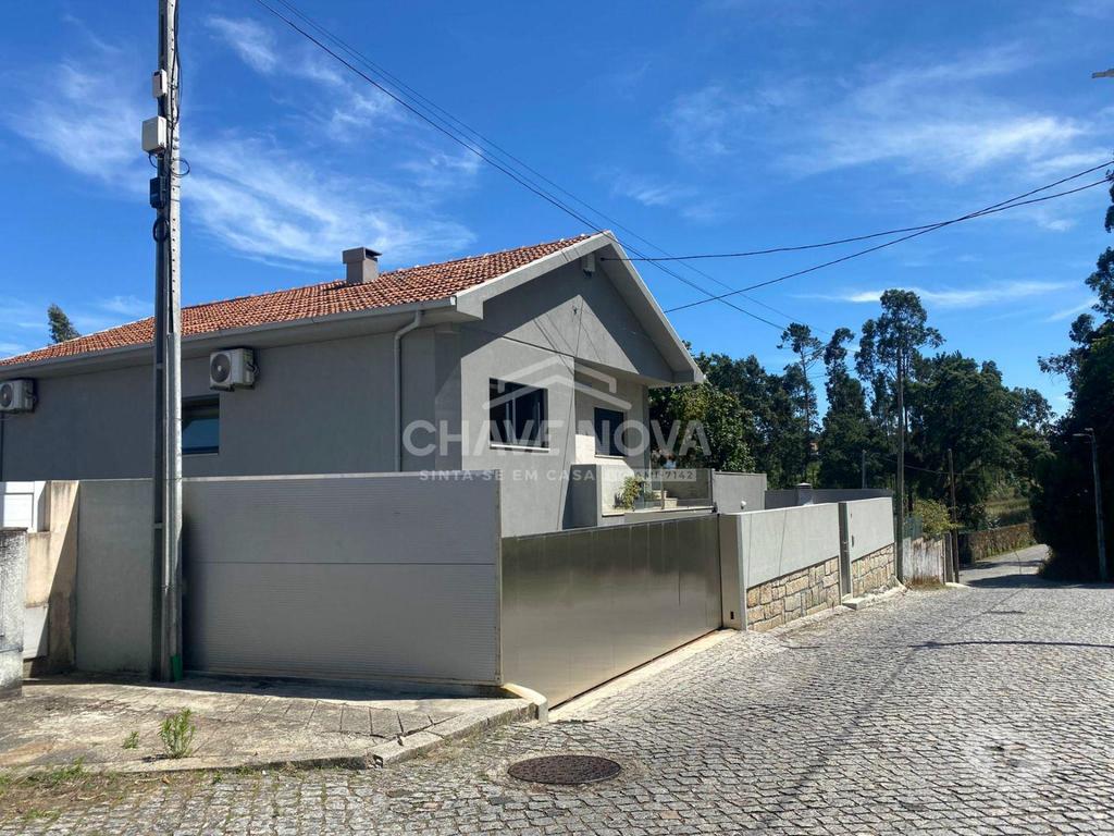 Apartamentos a venda Vila Nova de Gaia - Fotos para Moradia T4 de 4 frentes com Terreno e Armazém (MAD 01837)