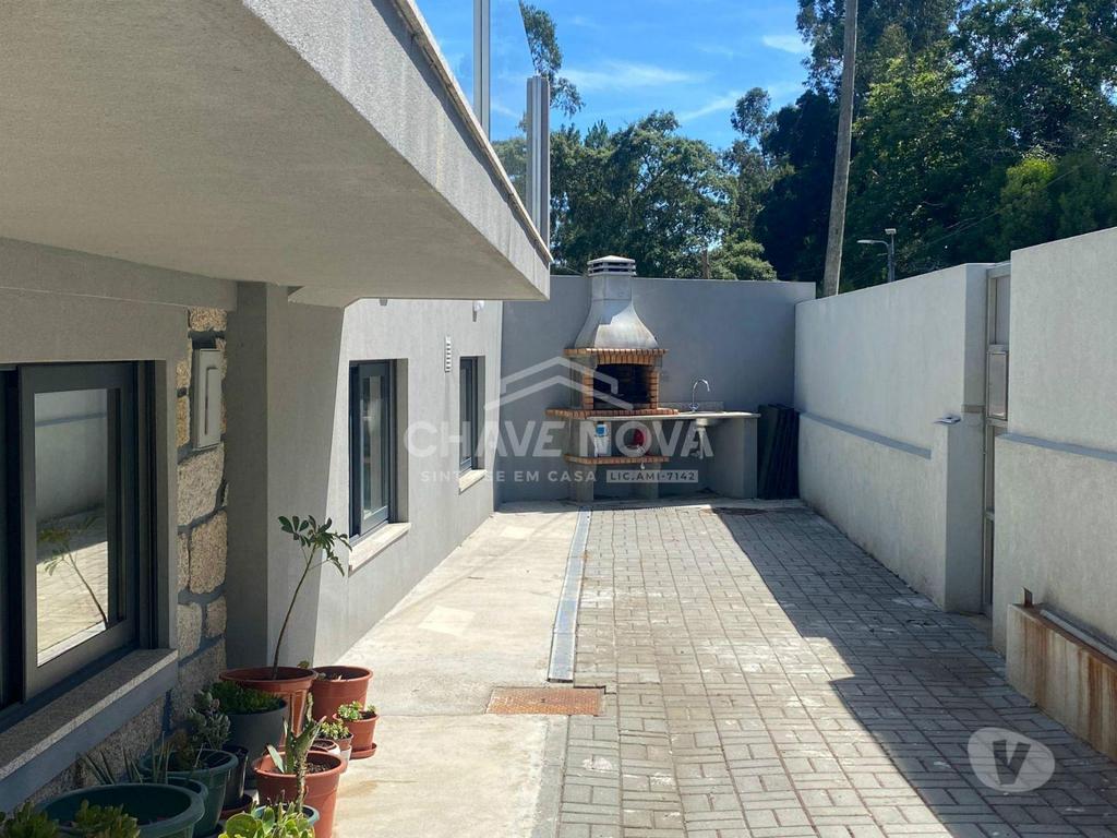 Apartamentos a venda Vila Nova de Gaia - Fotos para Moradia T4 de 4 frentes com Terreno e Armazém (MAD 01837)