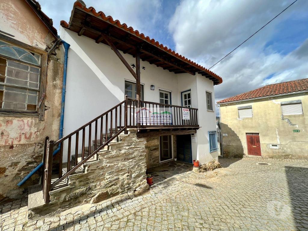 Apartamentos a venda Alfândega da Fé - Fotos para Moradia tipica TRANSMONTANA, equipada mobilada Pronta a Habitar