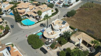 Casas a venda - Fotos para Moradia de 3 Quartos com Piscina a 2 Min da Praia (ALBF 00169)