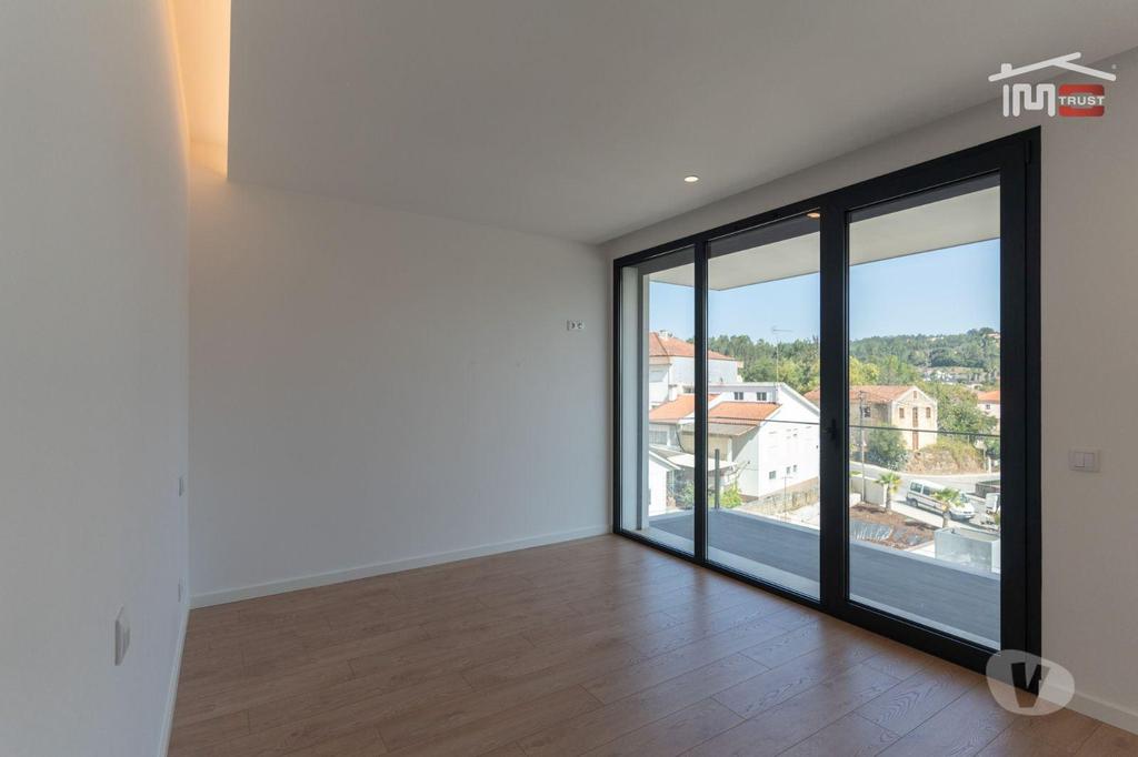 Apartamentos a venda Ourém - Fotos para Ourem-T1 de Luxo, no melhor Prédio de Ourém (1-A-000668)
