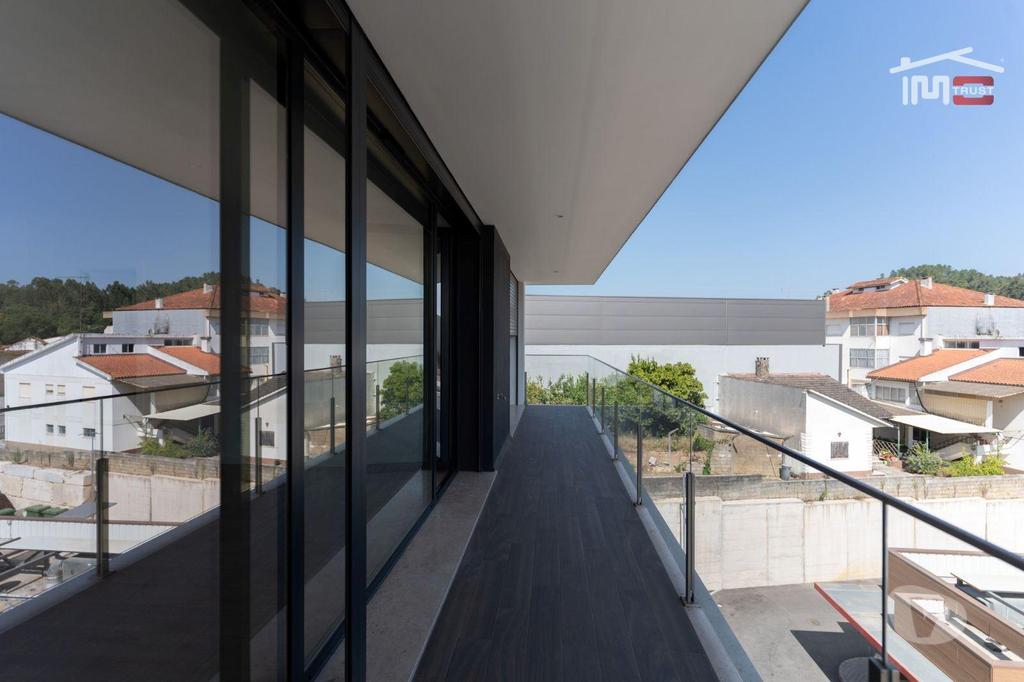 Apartamentos a venda Ourém - Fotos para Ourem-T1 de Luxo, no melhor Prédio de Ourém (1-A-000668)