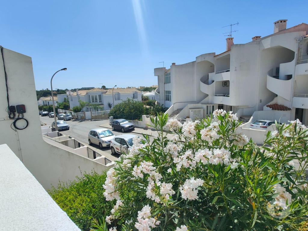 Apartamentos a venda Albufeira - Fotos para T2 com Varanda e Garagem na Zona Central de Albufeira -