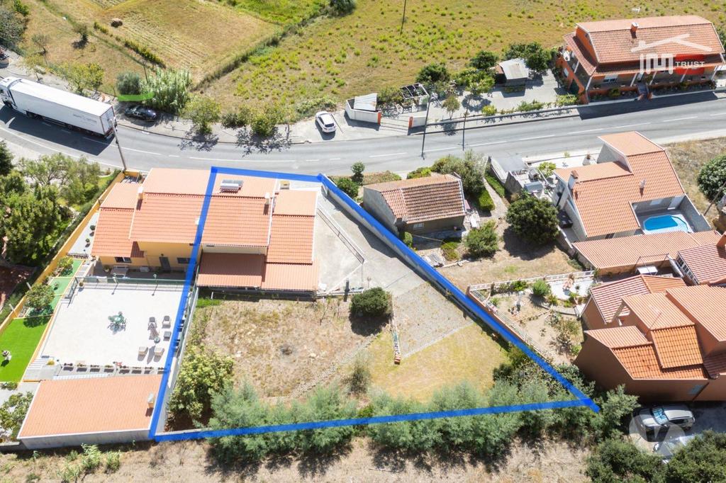 Apartamentos a venda Torres Vedras - Fotos para Incrível Moradia T3 Renovada, inserida em Terreno com 855m2