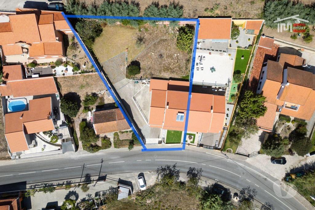 Apartamentos a venda Torres Vedras - Fotos para Incrível Moradia T3 Renovada, inserida em Terreno com 855m2