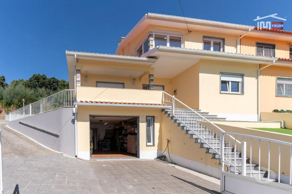 Apartamentos a venda Torres Vedras - Fotos para Incrível Moradia T3 Renovada, inserida em Terreno com 855m2