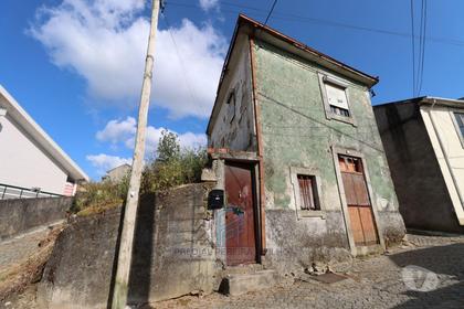 Casas e apartamentos - venda - Fotos para Moradia isolada T3 p Restaurar - Baguim Monte (Rio Tinto)