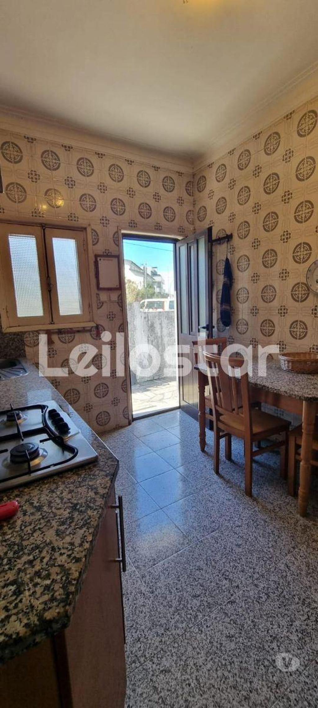 Apartamentos a venda Vila Nova de Gaia - Fotos para Moradia térrea 4 frentes com garagem e rendimento (00282)