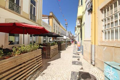 Casas a venda - Fotos para Andar de moradia T5 com pátio e garagem no centro histórico de