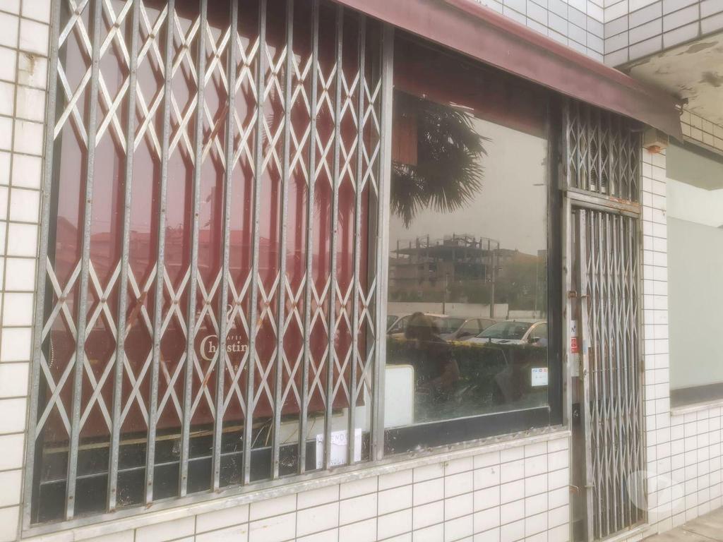 Comprar Loja Trofa - Fotos para Loja em São Romão do Coronado-podendo converter em habitação.