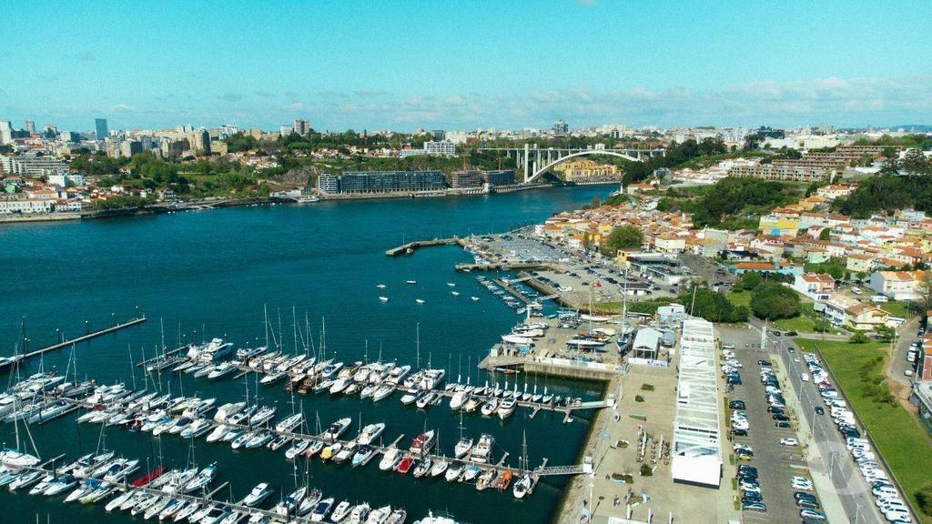 Apartamentos a venda Vila Nova de Gaia - Fotos para T3 com 3 varanda na margem Sul do rio Douro (AR 03463)