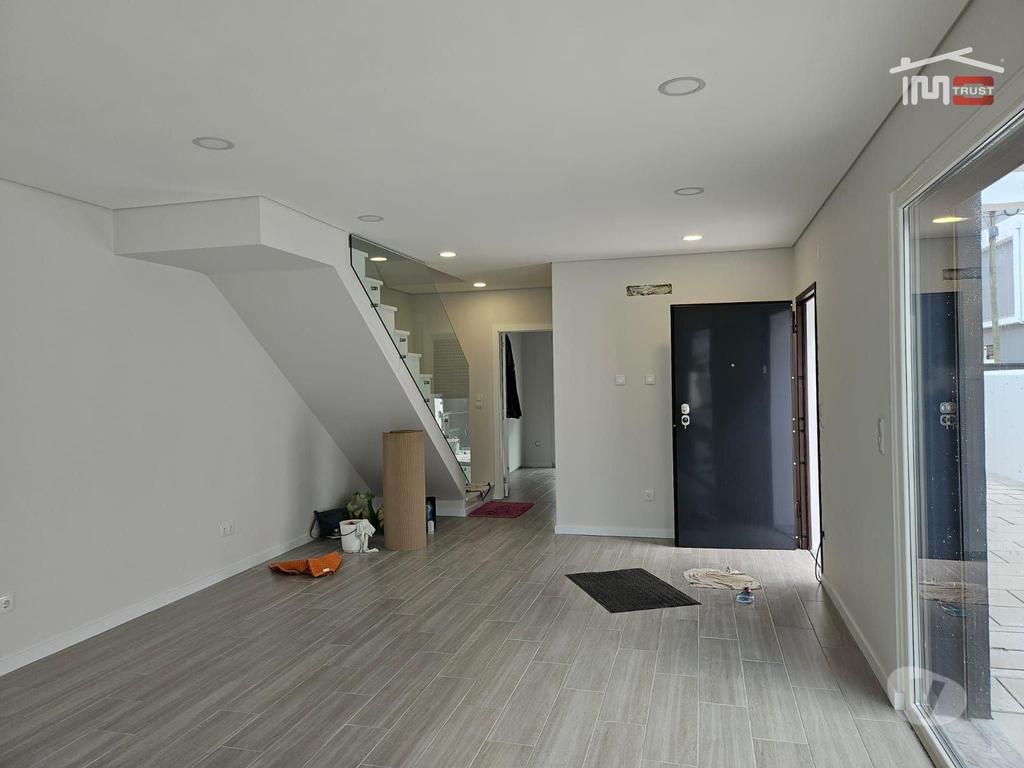 Apartamentos a venda Seixal - Fotos para Moradia Nova T3 em Fernão Ferro com Piscina, Duas Suites,
