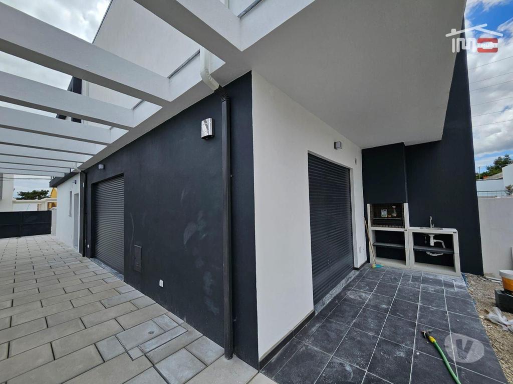 Apartamentos a venda Seixal - Fotos para Moradia Nova T3 em Fernão Ferro com Piscina, Duas Suites,