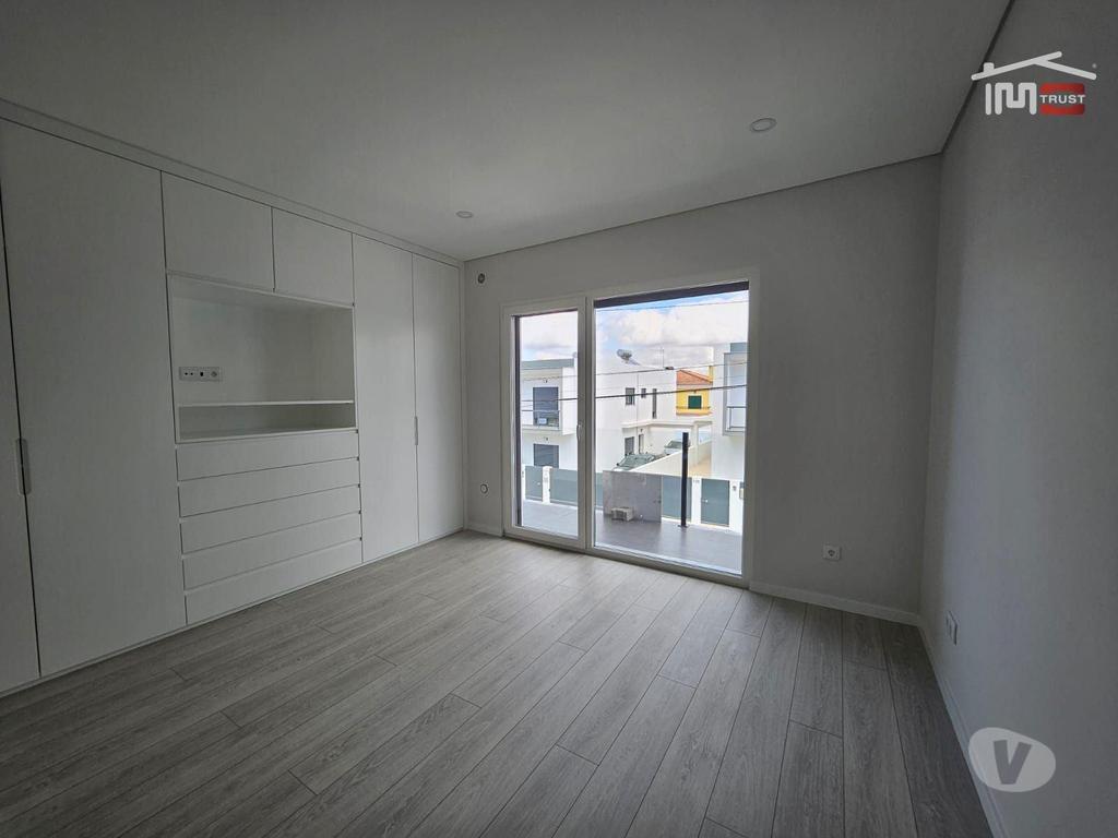 Apartamentos a venda Seixal - Fotos para Moradia Nova T3 em Fernão Ferro com Piscina, Duas Suites,