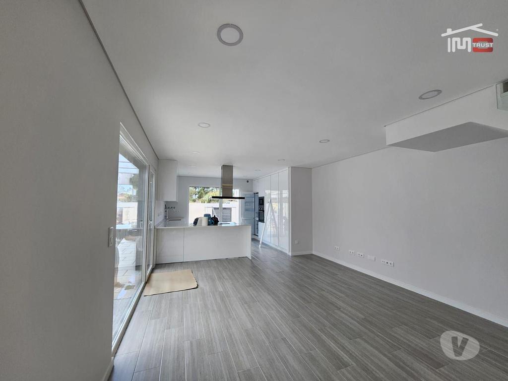 Apartamentos a venda Seixal - Fotos para Moradia Nova T3 em Fernão Ferro com Piscina, Duas Suites,