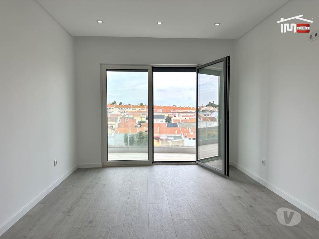 Apartamentos a venda Montijo - Fotos para Incrivel Apartamento T2 com Varandas, Garagem e Arrecadação