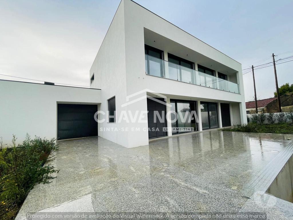 Apartamentos a venda Espinho - Fotos para Espinho-Moradia V4 Geminada com Piscina em Espinho (SMF 02802)