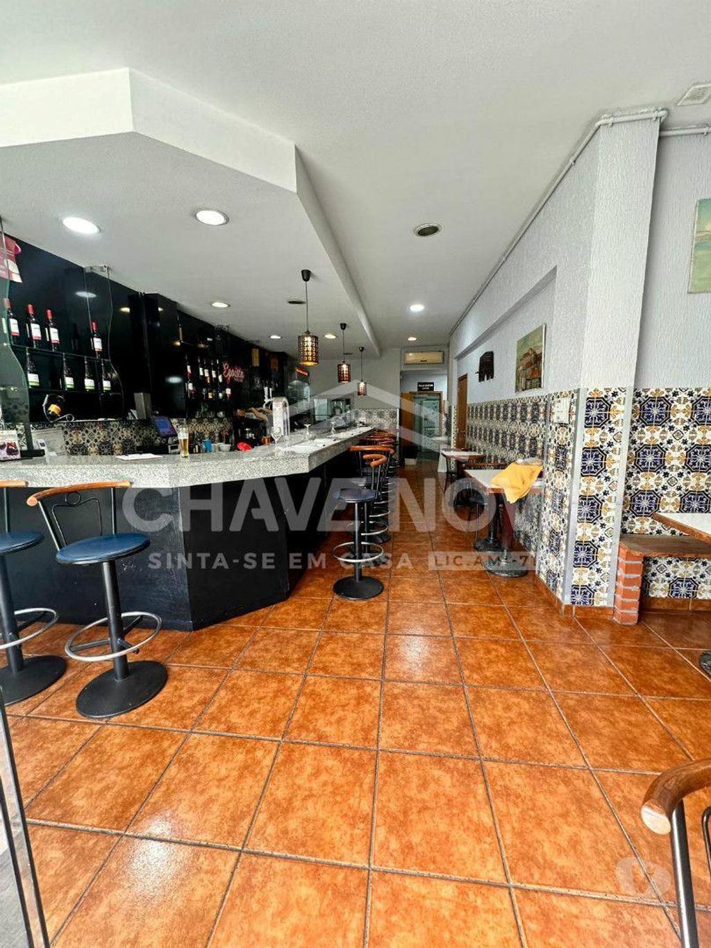 Comprar Loja Porto - Fotos para Trespasse de Restaurante Tapas na rua de Costa Cabral - Porto