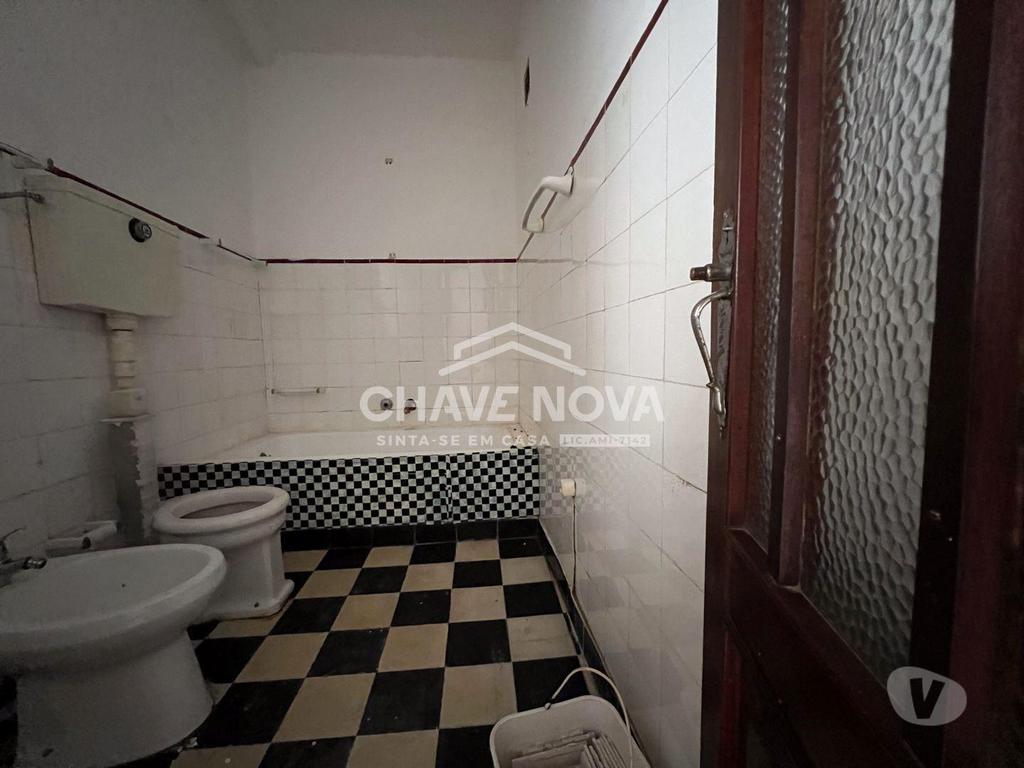 Comprar Loja Porto - Fotos para Prédio Habitacional para recuperar com projeto de arquitetura...