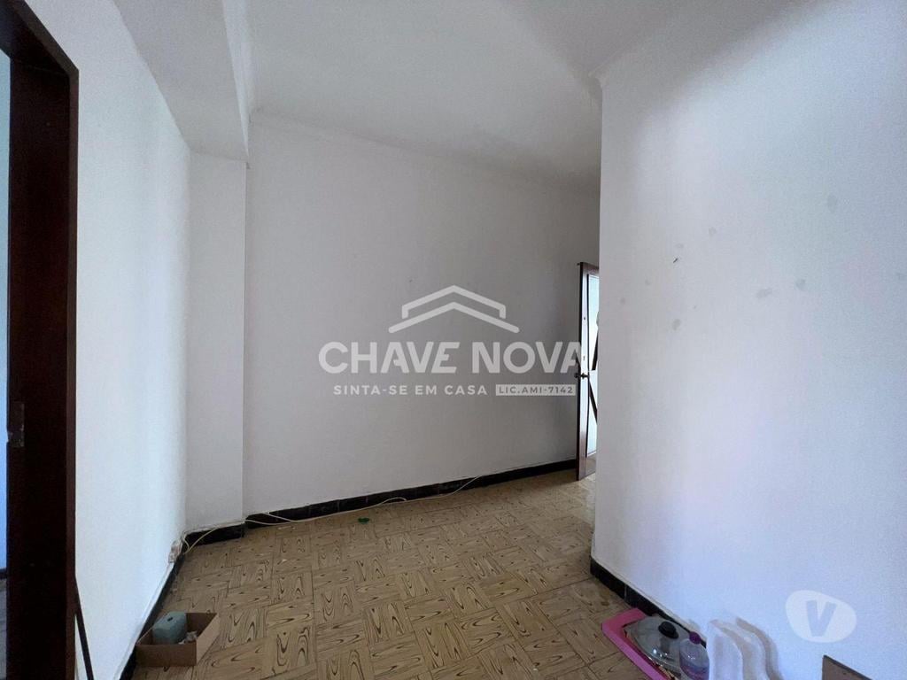 Comprar Loja Porto - Fotos para Prédio Habitacional para recuperar com projeto de arquitetura...