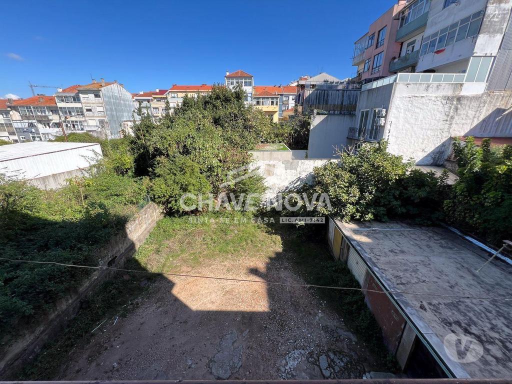 Comprar Loja Porto - Fotos para Prédio Habitacional para recuperar com projeto de arquitetura...