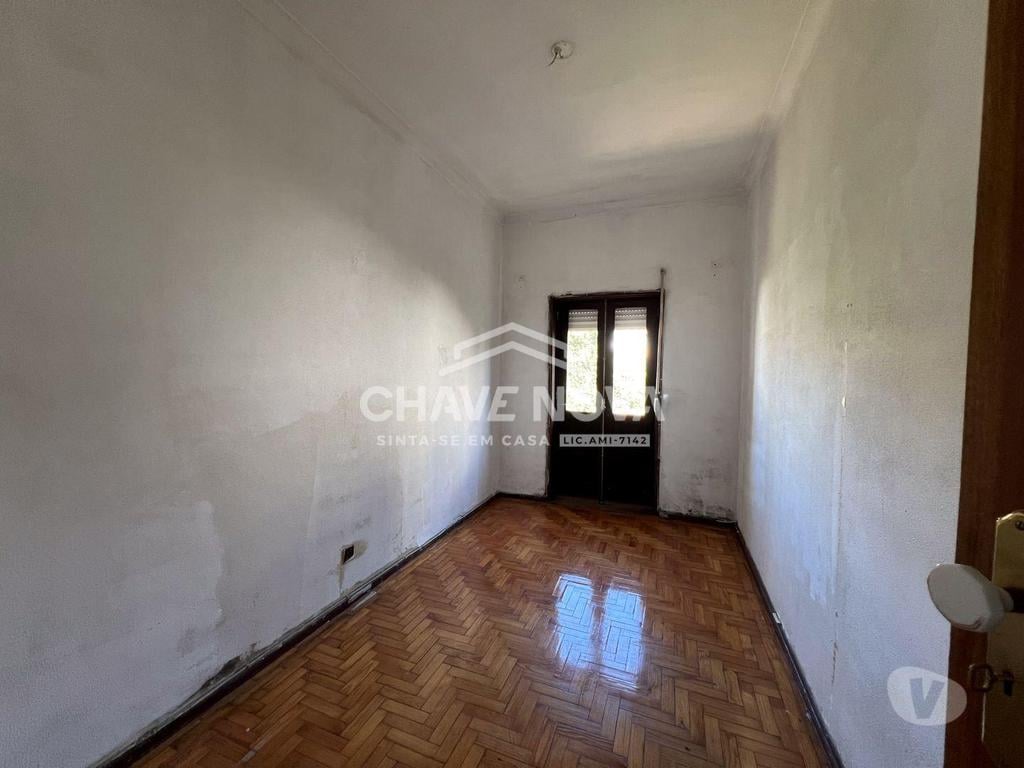 Comprar Loja Porto - Fotos para Prédio Habitacional para recuperar com projeto de arquitetura...