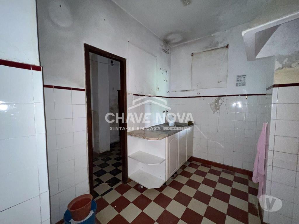 Comprar Loja Porto - Fotos para Prédio Habitacional para recuperar com projeto de arquitetura...