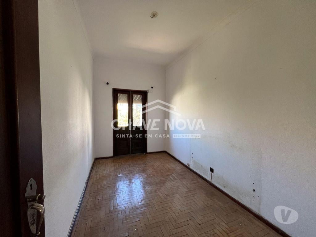 Comprar Loja Porto - Fotos para Prédio Habitacional para recuperar com projeto de arquitetura...