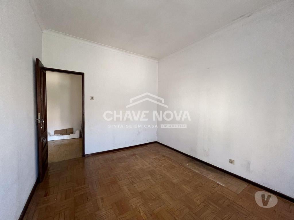 Comprar Loja Porto - Fotos para Prédio Habitacional para recuperar com projeto de arquitetura...