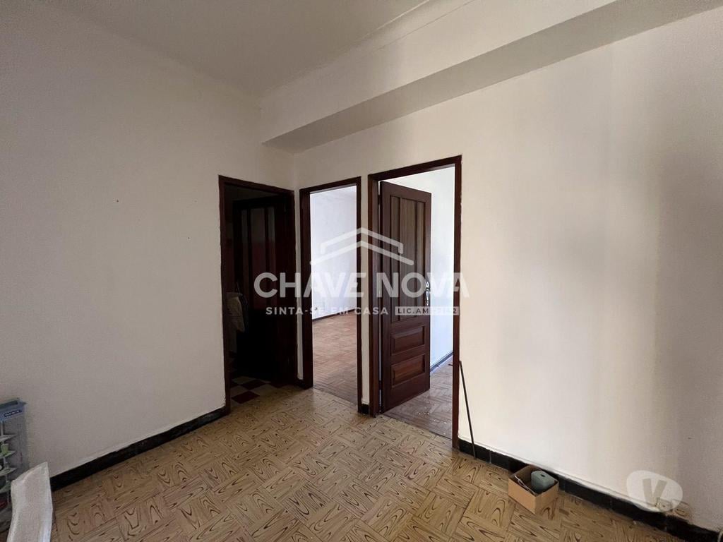 Comprar Loja Porto - Fotos para Prédio Habitacional para recuperar com projeto de arquitetura...