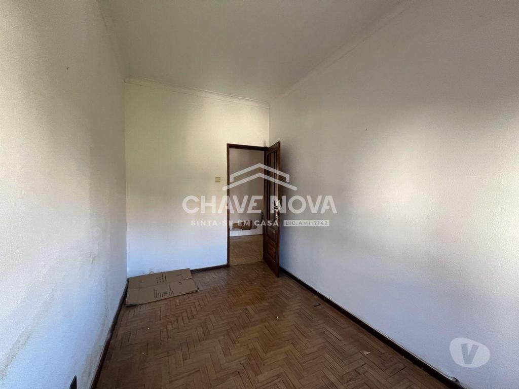 Comprar Loja Porto - Fotos para Prédio Habitacional para recuperar com projeto de arquitetura...